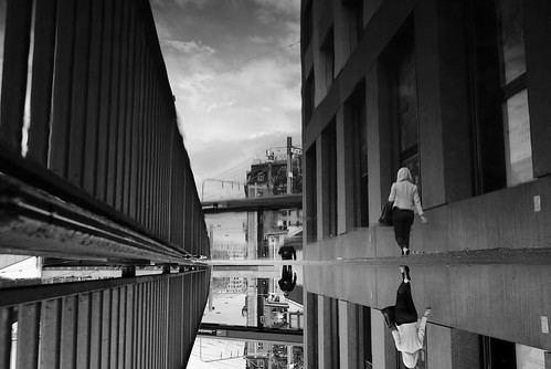 zürich giesshübel puddlegram reflection woman man bw noiretblanc streetphotography urban architecture pov pointofview switzerland ch 2016 fujifilm x100t szu trainstation
