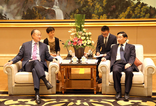 World Bank Group President Jim Yong Kim discusses healthcare reform with Governor of Fujian Province