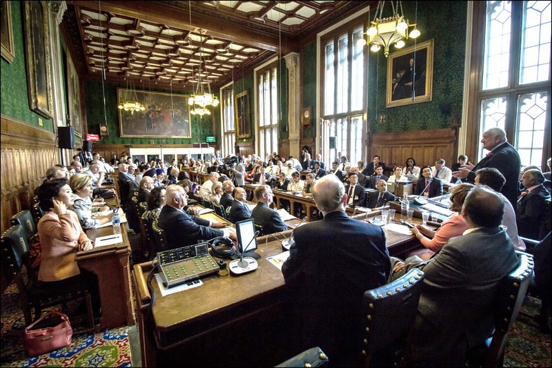 Lord  Robin Eames parle aux participants dans la salle 14 de la Chambre des communes