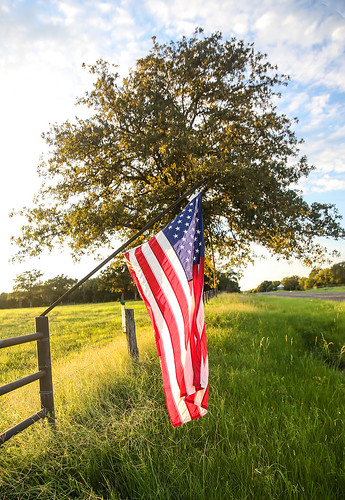 texas caldwell burlesoncounty fence flag usflag oldglory thestarsandstripes evening sunset oaktree roadside road country wyojones np