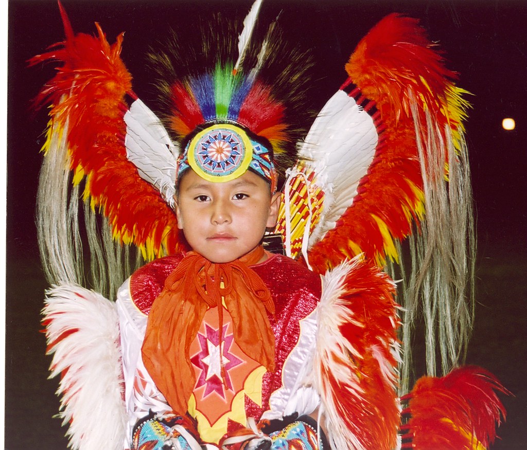 Garçon amérindien en tenue de cérémonie
