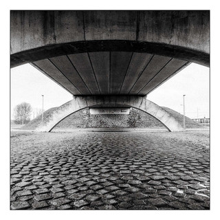 Unter einer Betonbrücke | by schu.j