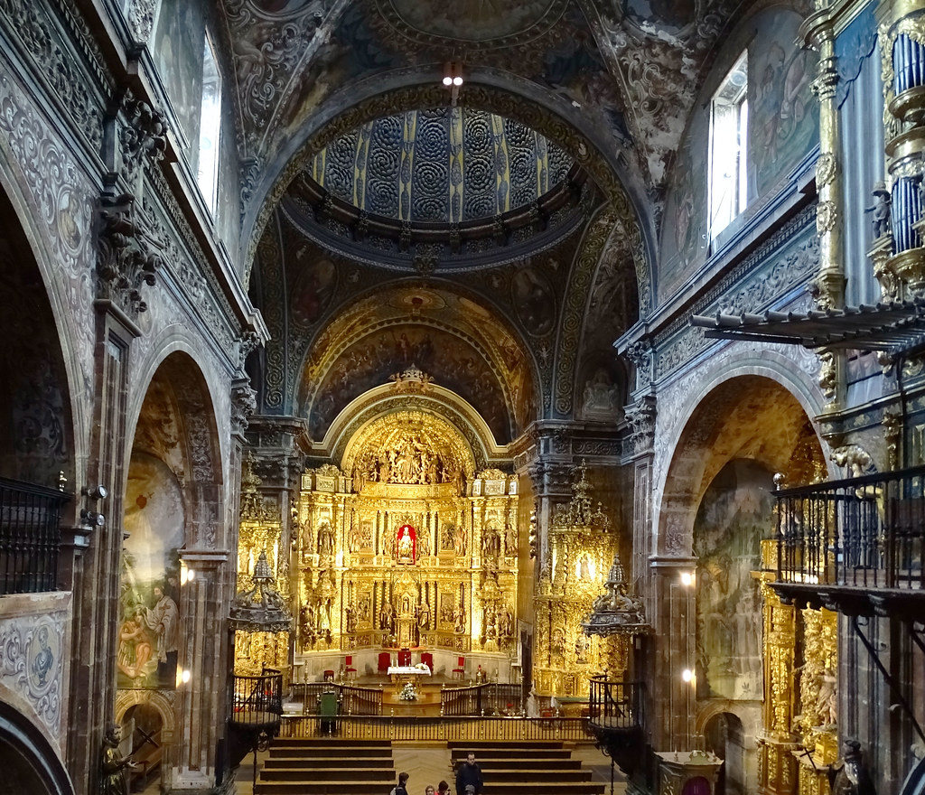 altar mayor nave central interior Iglesia de Santa Maria de villa de los Arcos Navarra 03