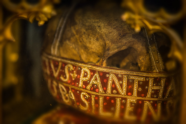 Kostbare Schädelreliquie in der goldenen Kammer in Köln - Relic in the golden chamber in Cologne