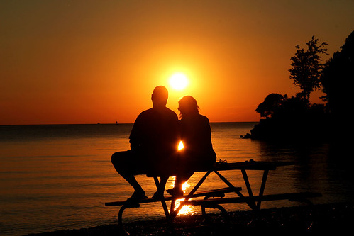 sunsetphotography sunsets sunset sun water lakeerie lakeerieinohio lakes greatlakes silhouettephotography silhoutee couple sunandclouds