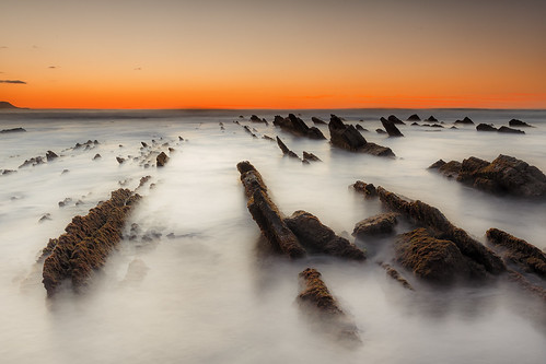 Sakoneta by Alfredo.Ruiz, Larga exposición una vez se ha ocultado el sol.alga beach deba flysch foam ocean orange rock sakonet