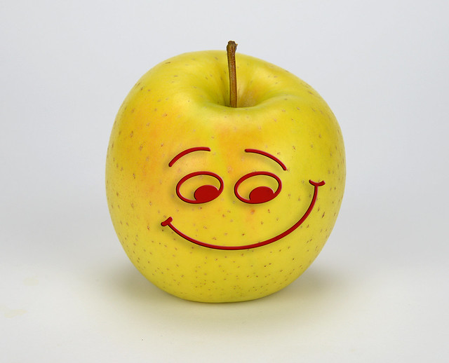 Ein Apfel-Smiley – ein Mischung aus Fotografie und Grafik.