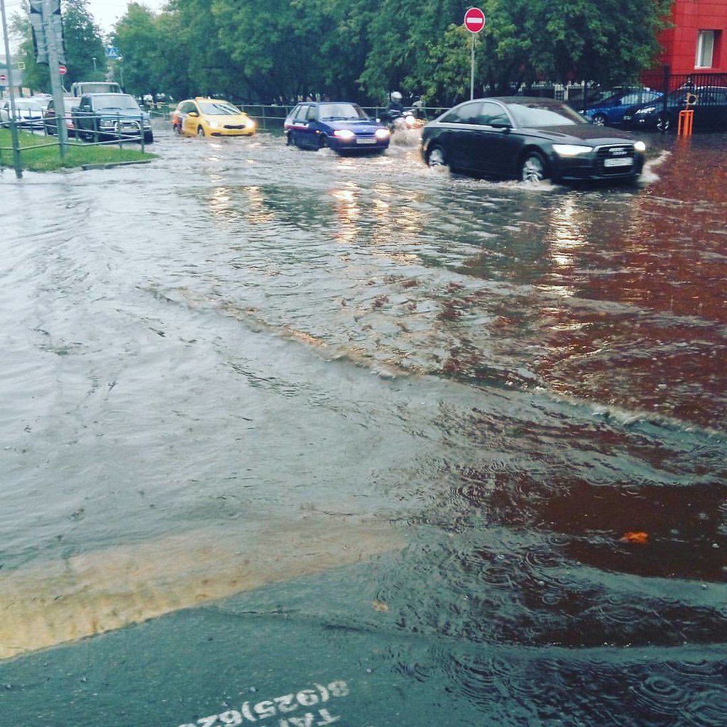 Будет ли сегодня дождь в москве. Сильный дождь в Москве. Наводнения в России. Проливные дожди в Москве. Ливень в Москве.