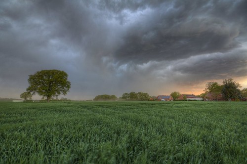 Sturm über Damnatz - Bild 2 by Metal Maik, Sonnenuntergang und Sturmwolken über Damnatz, im Landkreis Lüchow - Dannenberg (Niedersachsen). 

Su