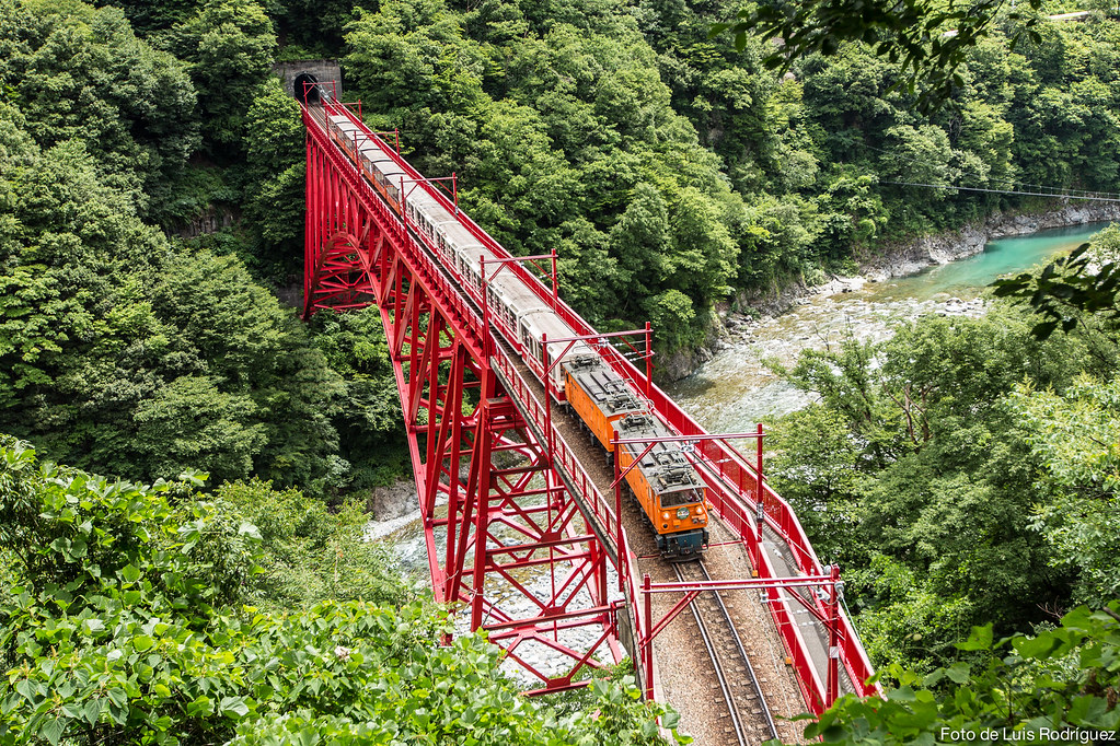 El tren de la garganta de Kurobe desde la plataforma de observación Yamabiko