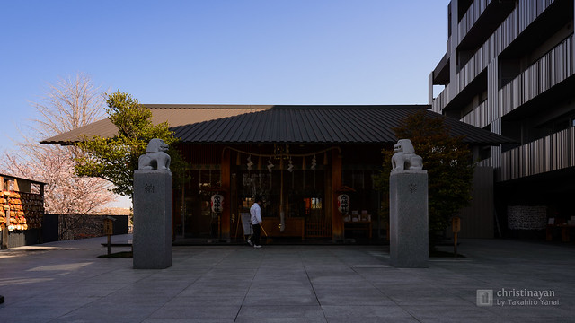 The facade of Akagi Shrine, Park Court Kagurazaka (赤城神社、パークコート神楽坂)