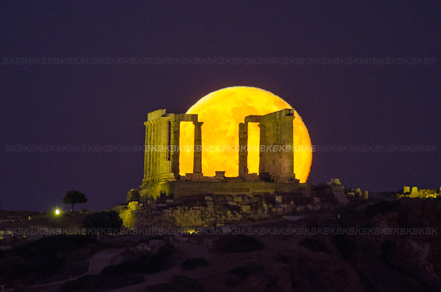 Full Moon rising over Poseidon Temple at Sounion             Ανατολή πανσελήνου στο ναό του Ποσειδώνα στο Σούνιο