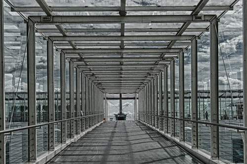 airport flughafen muc münchen walkway viewingplattform pattern glas tunnel lichttunnel blauerhimmel wolken weitwinkle