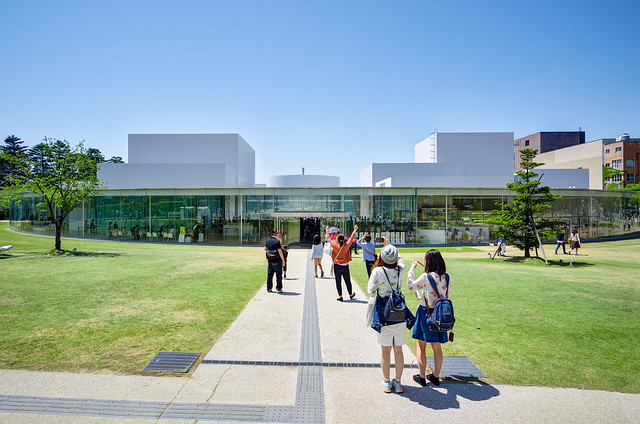 Facade of 21st Century Museum of Contemporary Art, Kanazawa (金沢21世紀美術館)