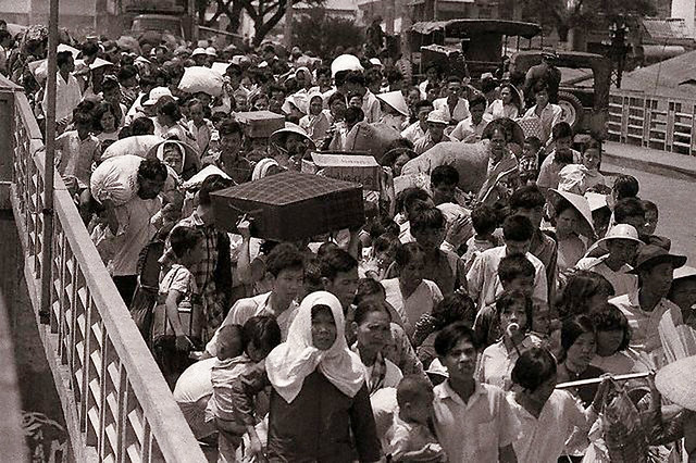 Dân lánh nạn chiến tranh vùng Q8 đi qua cầu Chữ Y