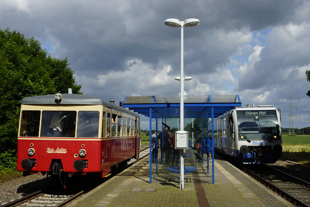 Talbot VT 1 (VT212 / 95 80 0301 041-1 D-RTB) kruist met DKB Regiosprinter 6.010.1 in station Krauthausen 30-05-2015