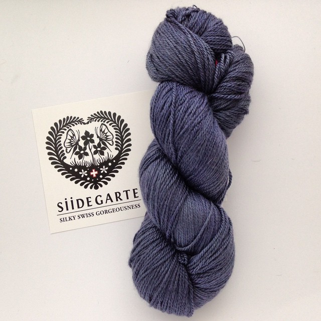 Yesterday, I scored this beautiful skein of Silk/Merino from @siidegarte in their "Siide-Fidel" base and the colourway "Ämmerti" I had the pleasure to meet Fides and her beautiful daughter 😃 Thanks @donnarossa_ for bringing this wonderful indi-dyer