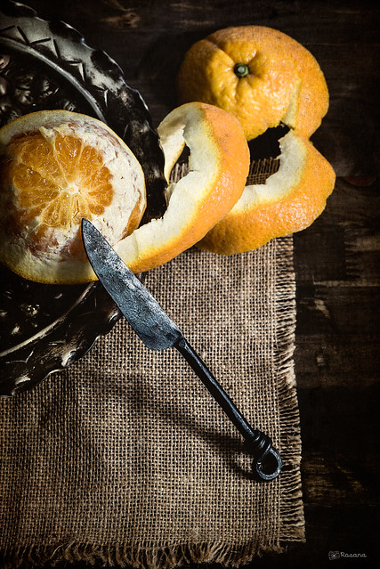 An orange and the knife