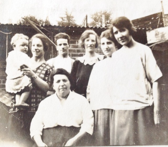 JWB, Hilda, Sid, Win, Glad, and Annie, with Grandma Burnham