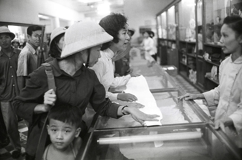 HANOI 1965 - Cửa hàng bách hóa tổng hợp - Photo by Romano Cagnoni