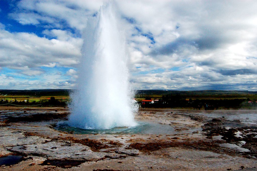 Горячий источник тепла и энергии. Долина Хаукадалур Исландия. Долина гейзеров Хаукадалур. Исландия Долина гейзеров хёйкадалюр. Гейзер фонтан на Камчатке.