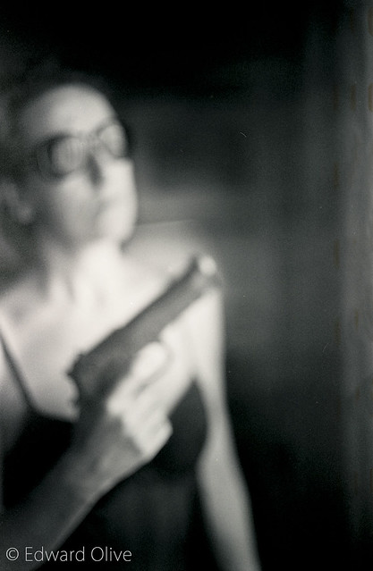Black and white girl with gun - Edward Olive analog photographer Spain fotografo analogico Madrid Contax G1 Carl Zeiss t* Ilford