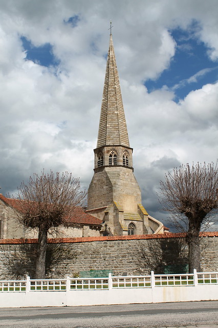 Un beau clocher, celui de l'église Saint-Martin de Laféline (03)