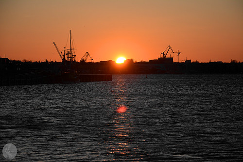 stadthafen harbour sunset sonnenuntergang schiffe silhouette rostock mecklenburgvorpommern warnow
