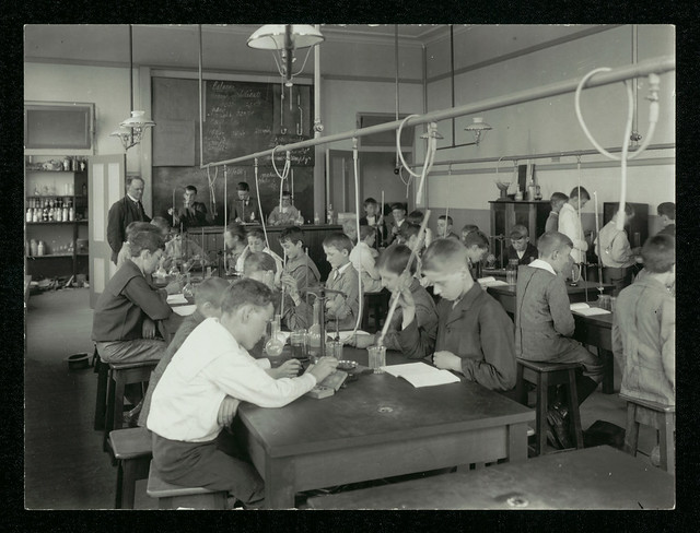 Newtown Public School - [students in science laboratory]