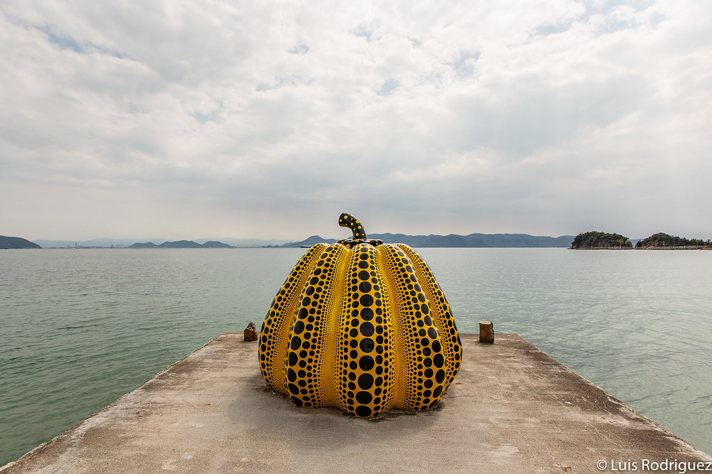 La calabaza de Yayoi Kusama en Naoshima, una de las vistas m&aacute;s famosas de la isla