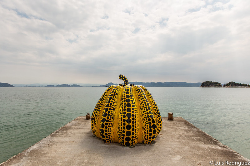 Calabaza amarilla de Yayoi Kusama, uno de los símbolos de Naoshima