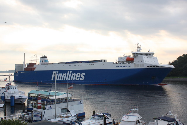 Finnlines: RoRo-Fährschiff FINNBREEZE einlaufend Travemünde