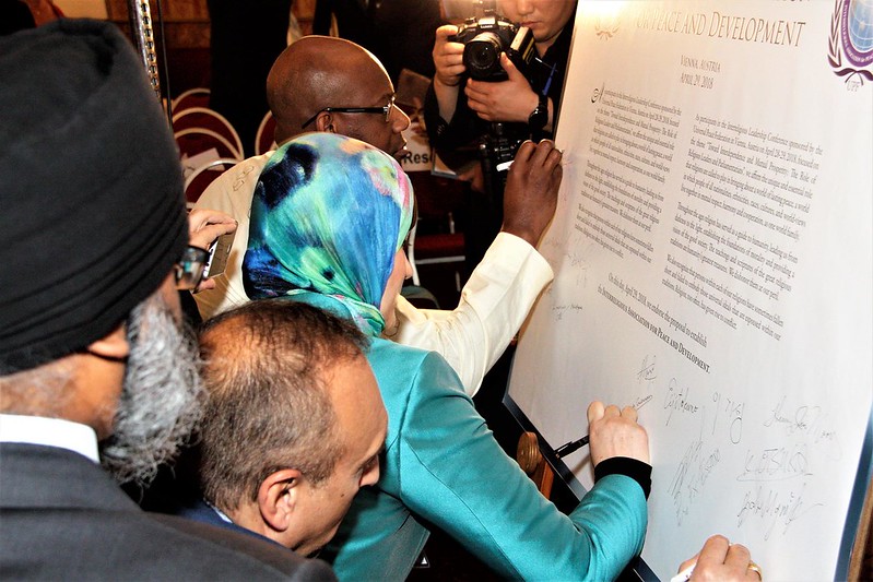 Signature de la Déclaration inaugurale de l'Association Interreligieuse pour la Paix et le Développement (AIPD) en Europe et au Moyen-Orient.