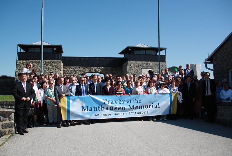 Le lendemain de  la conférence, un groupe de participants se sont rendus au Mémorial de Mauthausen afin d'y offrir une prière interreligieuse de libération.