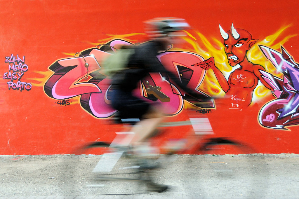 DSC_9715 Graffiti mit Teufel - zeigt auf einen Fahrradfahrer; Fussgängerunterführung unter Wilhelmburger Reichsstraße im Hamburger Stadtteil Wilhelmsburg.
