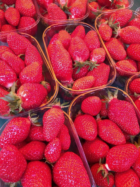 Les premières fraises de la saison... Marché d'Apt, Luberon. The first strawberries of the season... Market of Apt