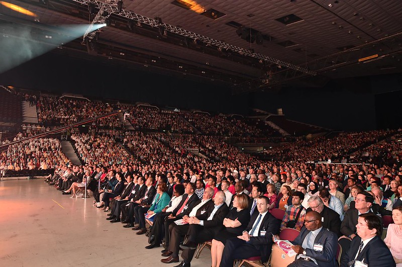10000 personnes venues de toute l'Europe, et même du Japon et des Etats-Unis, ont assisté au festival "la Paix Commence avec Moi" au Wiener Stadthalle