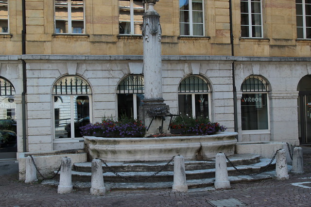 Rathausplatzbrunnen Neuchâtel ( Baujahr ... -  Brunnen fountain fontana ) auf dem Rathausplatz - Place de l’Hôtel de Ville in der Stadt - Altstadt Neuenburg - Ville de Neuchâtel im Kanton Neuchâtel der Schweiz