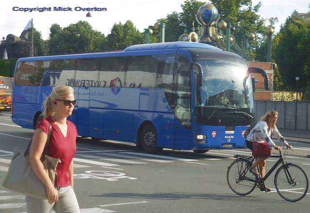 photobombed by blondes - Danish Army MAN Lion´s Coach 74.518