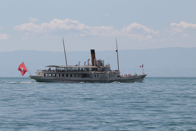 Dampfschiff DS Montreux ( Baujahr 1904 - Länge 68.30 m - 560 Personen - CGN Compagnie Générale de Navigation sur le lac Léman - Schaufelraddampfer Salondampfer ) auf dem Genfersee - Lac Léman in der Westschweiz - Suisse romande der Schweiz