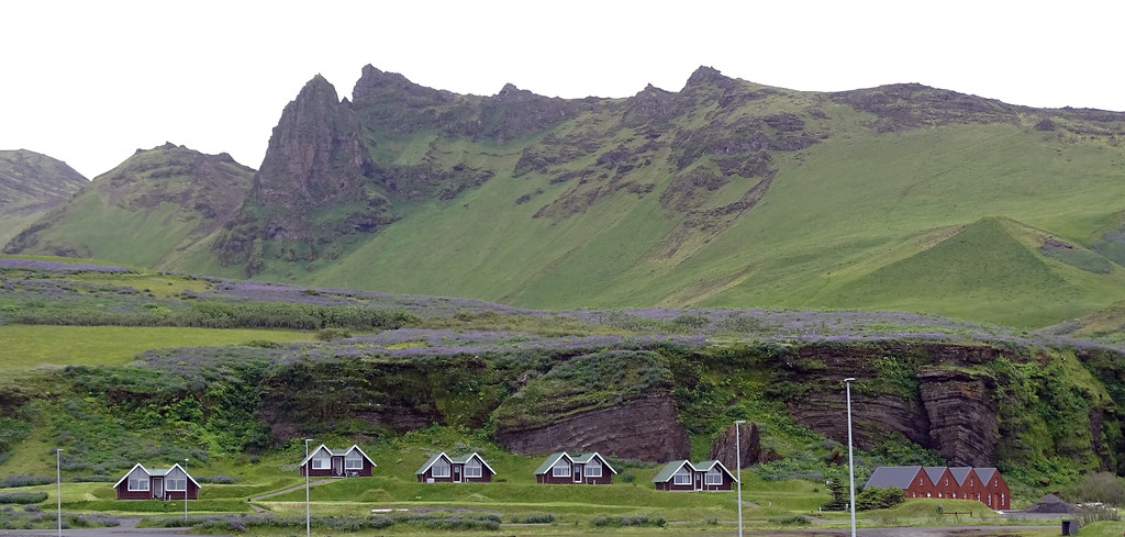 casas hotel en Vik I Myrdal Islandia fotos tomadas desde un autobus