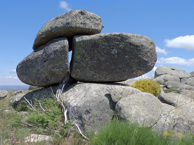 Piedra caballera sobre bloques separados por diaclasa tensional  - Cancho del Guarro (Sorihuela, Salamanca, España) - 01
