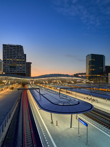 Utrecht Centraal by zsnajorrah, Het compleet gerenoveerde en herontworpen station in Utrecht ziet er erg goed uit vanaf de Moreelseb