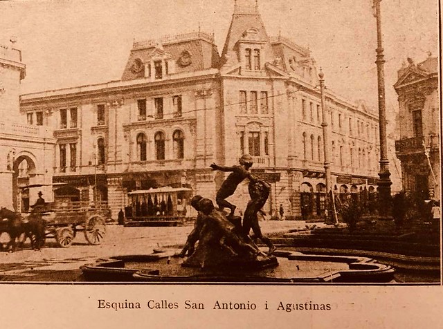 el edificio de renta de los Hermanos Agustinos, diseñado por el arquitecto Hermenegildo Ceppi frente a  la plazuela del Teatro Muncipal  de Santiago en 1910