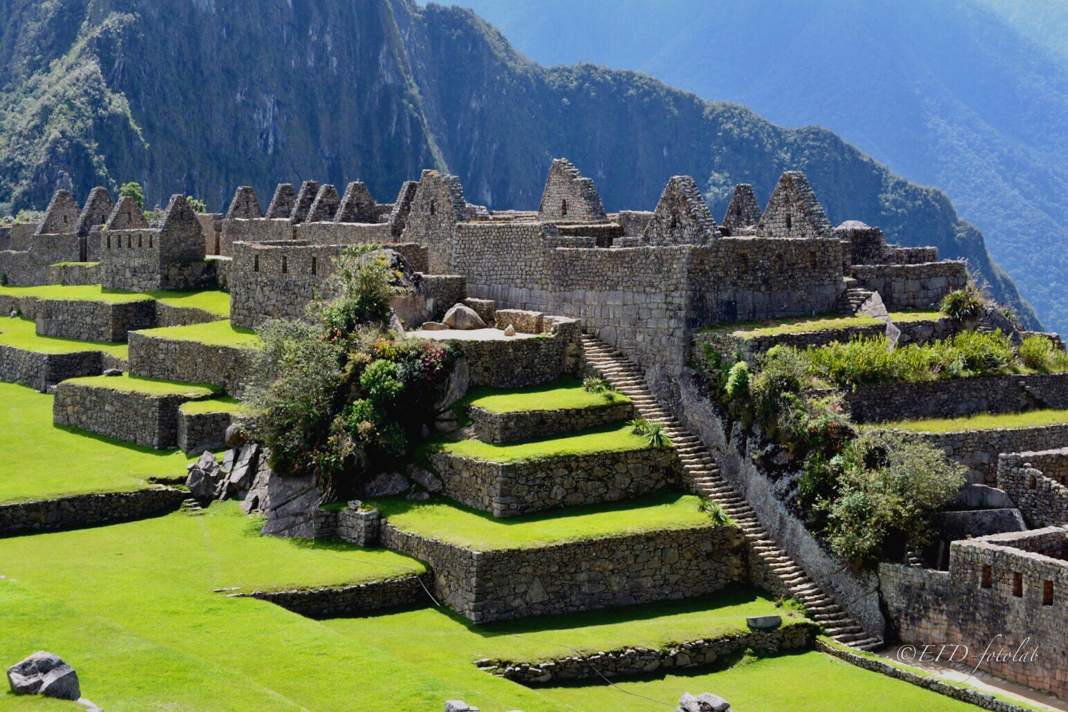 Escaleras y terrazas Incas en Machu Picchu, Perú
