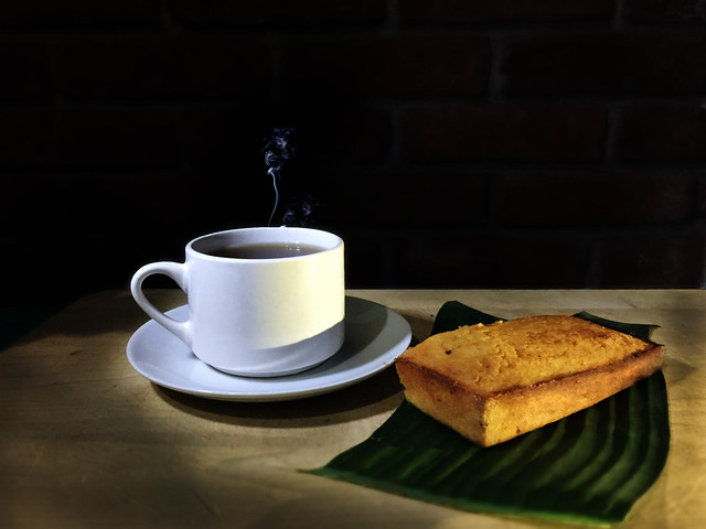Una taza de café acompañado de una deliciosa quesadilla.
