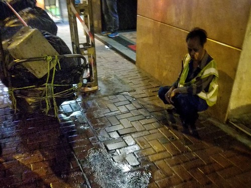 瑟縮  Samsung S8+ Edited by Snapseed   #天哭 #街拍 #隨心街拍 #街頭攝影 #streetphoto #streetphotography #raining #rainy #hunghom #hongkong | by wai_shun