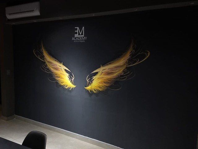 Arte de asas interativa pintada em parede de escola