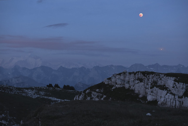 Eclipse de lune et Mars au dessus du Mont-Blanc
