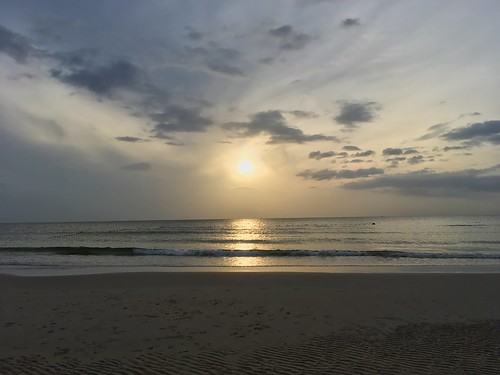 sunrise sun morning clouds sky ocean sea gulf beach sand water waves hua hin prachuap khiri khan thailand southeast asia iphone